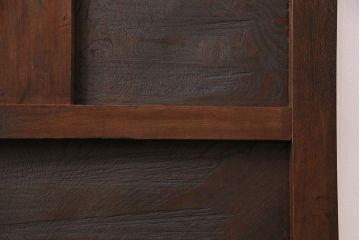 明治期の蔵戸をリペア&カスタム!設置場所に合わせてリサイズし、ドアにリメイク。時代箪笥の引手、アクリル製の家紋を取り付け。外部用塗装で仕上げ。(玄関戸、建具、玄関ドア)