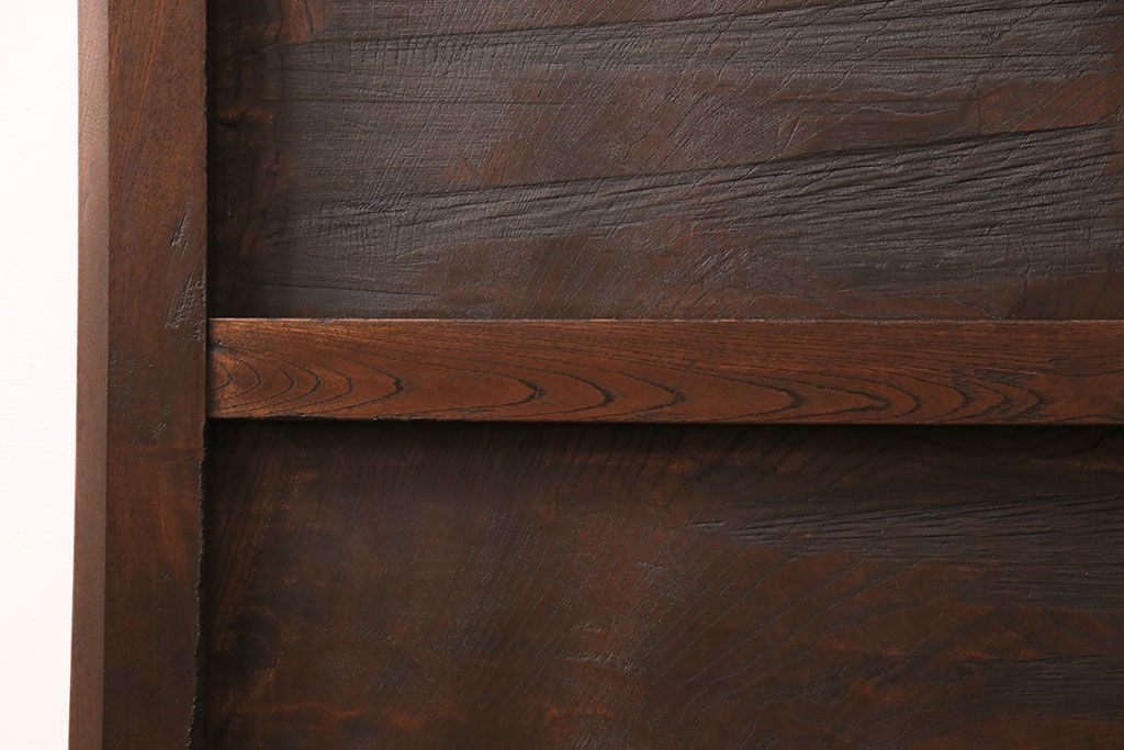 明治期の蔵戸をリペア&カスタム!設置場所に合わせてリサイズし、ドアにリメイク。時代箪笥の引手、アクリル製の家紋を取り付け。外部用塗装で仕上げ。(玄関戸、建具、玄関ドア)