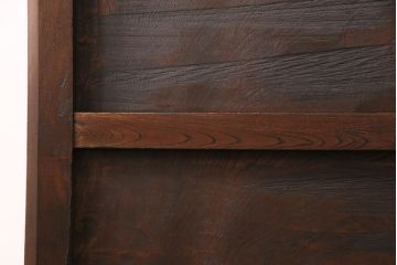 明治期の蔵戸をリペア&カスタム!設置場所に合わせてリサイズし、ドアにリメイク。時代箪笥の引手、アクリル製の家紋を取り付け。外部用塗装で仕上げ。(玄関戸、建具、玄関ドア)