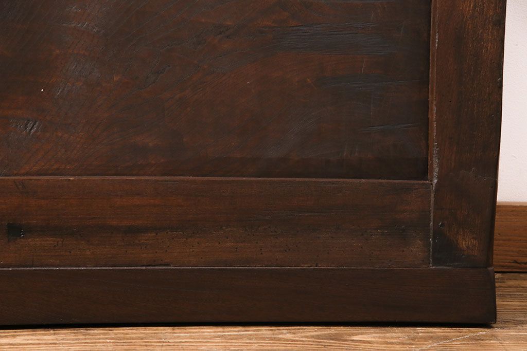 明治期の蔵戸をリペア&カスタム!設置場所に合わせてリサイズし、ドアにリメイク。時代箪笥の引手、アクリル製の家紋を取り付け。外部用塗装で仕上げ。(玄関戸、建具、玄関ドア)