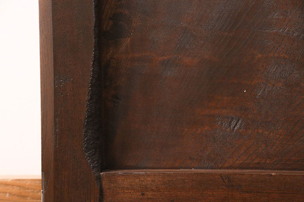 明治期の蔵戸をリペア&カスタム!設置場所に合わせてリサイズし、ドアにリメイク。時代箪笥の引手、アクリル製の家紋を取り付け。外部用塗装で仕上げ。(玄関戸、建具、玄関ドア)