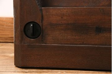 明治期の蔵戸をリペア&カスタム!設置場所に合わせてリサイズし、ドアにリメイク。時代箪笥の引手、アクリル製の家紋を取り付け。外部用塗装で仕上げ。(玄関戸、建具、玄関ドア)