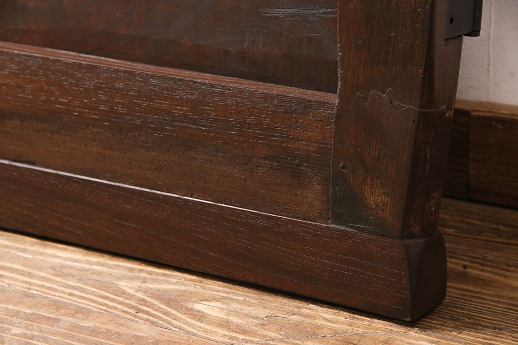 明治期の蔵戸をリペア&カスタム!設置場所に合わせてリサイズし、ドアにリメイク。時代箪笥の引手、アクリル製の家紋を取り付け。外部用塗装で仕上げ。(玄関戸、建具、玄関ドア)