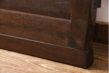 明治期の蔵戸をリペア&カスタム!設置場所に合わせてリサイズし、ドアにリメイク。時代箪笥の引手、アクリル製の家紋を取り付け。外部用塗装で仕上げ。(玄関戸、建具、玄関ドア)