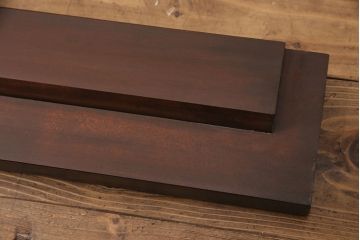 明治期の蔵戸をリペア&カスタム!設置場所に合わせてリサイズし、ドアにリメイク。時代箪笥の引手、アクリル製の家紋を取り付け。外部用塗装で仕上げ。(玄関戸、建具、玄関ドア)