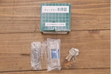 明治期の蔵戸をリペア&カスタム!設置場所に合わせてリサイズし、ドアにリメイク。時代箪笥の引手、アクリル製の家紋を取り付け。外部用塗装で仕上げ。(玄関戸、建具、玄関ドア)