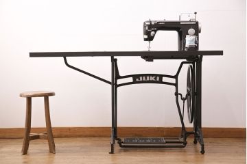 補助テーブル付きミシンテーブルをリペア&カスタム!オーク材の天板を取り付け。ミシンを支える専用金具の取り付け、配線穴開け加工。本体はマットブラック、ロゴはシルバーにペイントし仕上げ。(ミシン台)
