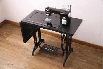 補助テーブル付きミシンテーブルをリペア&カスタム!オーク材の天板を取り付け。ミシンを支える専用金具の取り付け、配線穴開け加工。本体はマットブラック、ロゴはシルバーにペイントし仕上げ。(ミシン台)
