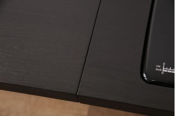 補助テーブル付きミシンテーブルをリペア&カスタム!オーク材の天板を取り付け。ミシンを支える専用金具の取り付け、配線穴開け加工。本体はマットブラック、ロゴはシルバーにペイントし仕上げ。(ミシン台)