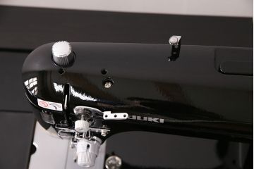 補助テーブル付きミシンテーブルをリペア&カスタム!オーク材の天板を取り付け。ミシンを支える専用金具の取り付け、配線穴開け加工。本体はマットブラック、ロゴはシルバーにペイントし仕上げ。(ミシン台)