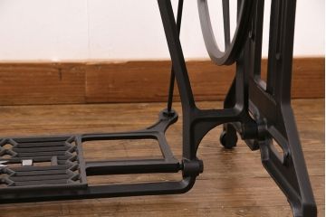 補助テーブル付きミシンテーブルをリペア&カスタム!オーク材の天板を取り付け。ミシンを支える専用金具の取り付け、配線穴開け加工。本体はマットブラック、ロゴはシルバーにペイントし仕上げ。(ミシン台)