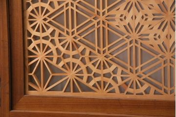 組子入り帯戸2枚をリペア&カスタム!設置場所に合わせてリサイズ。組子部分にクリアガラスを組み入れ。(引き戸、建具)