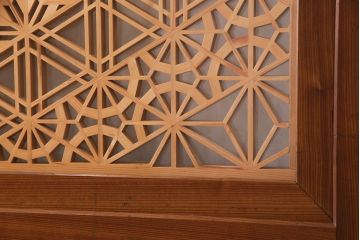 組子入り帯戸2枚をリペア&カスタム!設置場所に合わせてリサイズ。組子部分にクリアガラスを組み入れ。(引き戸、建具)