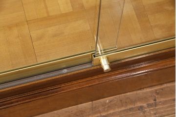 特大ガラスケースをリペア&カスタム!可動部の調整を行い、ガラス棚板を新たに製作。(ショーケース、陳列棚)