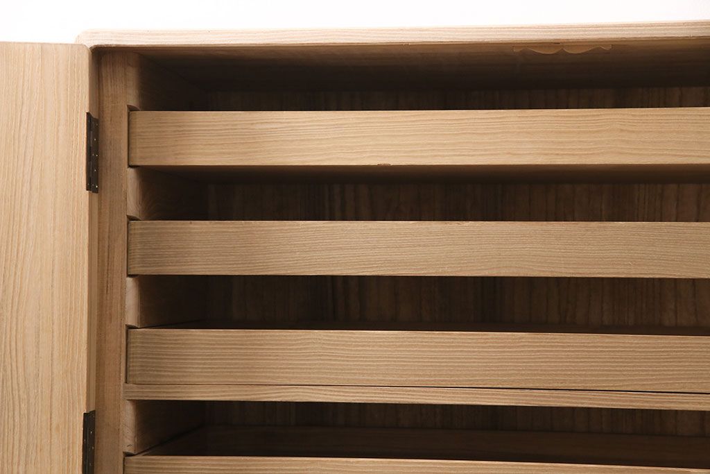 加茂総桐箪笥の見た目を変えずに綺麗にリペア!可動部の調整、クリーニングを行い、砥粉仕上げ。(総桐たんす、衣装箪笥、和タンス、引き出し)