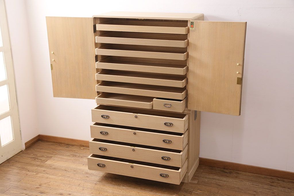 加茂総桐箪笥の見た目を変えずに綺麗にリペア!可動部の調整、クリーニングを行い、砥粉仕上げ。(総桐たんす、衣装箪笥、和タンス、引き出し)