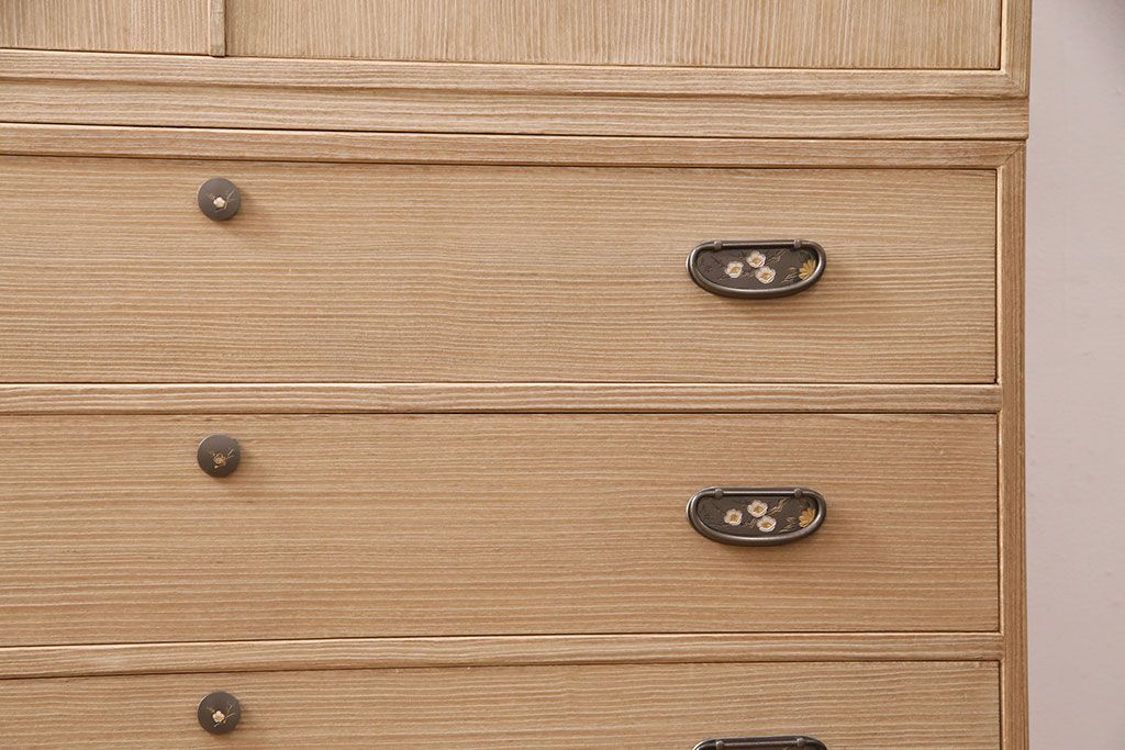 加茂総桐箪笥の見た目を変えずに綺麗にリペア!可動部の調整、クリーニングを行い、砥粉仕上げ。(総桐たんす、衣装箪笥、和タンス、引き出し)