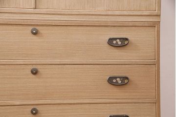 加茂総桐箪笥の見た目を変えずに綺麗にリペア!可動部の調整、クリーニングを行い、砥粉仕上げ。(総桐たんす、衣装箪笥、和タンス、引き出し)