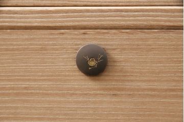 加茂総桐箪笥の見た目を変えずに綺麗にリペア!可動部の調整、クリーニングを行い、砥粉仕上げ。(総桐たんす、衣装箪笥、和タンス、引き出し)