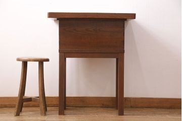 大正昭和初期の関西火鉢をリペア&カスタム!栗材の内箱とガラス天板を製作し、ショーケースとしても使用できるようにリメイク。ブナ材の脚の取り付け。(火鉢)