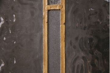 イギリスアンティークの木製吊り下げ戸をリペア&カスタム!上部の金具、側面のブラシを取り外し。モカベージュのエイジング塗装で仕上げ。(ガラス戸、建具)