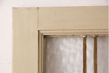 イギリスアンティークの木製吊り下げ戸をリペア&カスタム!上部の金具、側面のブラシを取り外し。モカベージュのエイジング塗装で仕上げ。(ガラス戸、建具)