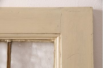 イギリスアンティークの木製吊り下げ戸をリペア&カスタム!上部の金具、側面のブラシを取り外し。モカベージュのエイジング塗装で仕上げ。(ガラス戸、建具)