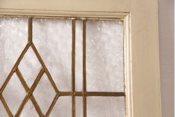 イギリスアンティークの木製吊り下げ戸をリペア&カスタム!上部の金具、側面のブラシを取り外し。モカベージュのエイジング塗装で仕上げ。(ガラス戸、建具)