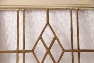 イギリスアンティークの木製吊り下げ戸をリペア&カスタム!上部の金具、側面のブラシを取り外し。モカベージュのエイジング塗装で仕上げ。(ガラス戸、建具)