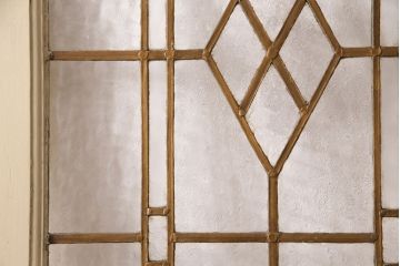 イギリスアンティークの木製吊り下げ戸をリペア&カスタム!上部の金具、側面のブラシを取り外し。モカベージュのエイジング塗装で仕上げ。(ガラス戸、建具)