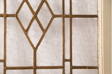 イギリスアンティークの木製吊り下げ戸をリペア&カスタム!上部の金具、側面のブラシを取り外し。モカベージュのエイジング塗装で仕上げ。(ガラス戸、建具)