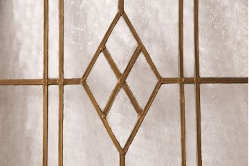 イギリスアンティークの木製吊り下げ戸をリペア&カスタム!上部の金具、側面のブラシを取り外し。モカベージュのエイジング塗装で仕上げ。(ガラス戸、建具)