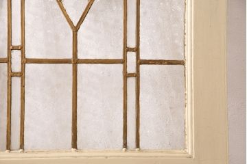 イギリスアンティークの木製吊り下げ戸をリペア&カスタム!上部の金具、側面のブラシを取り外し。モカベージュのエイジング塗装で仕上げ。(ガラス戸、建具)