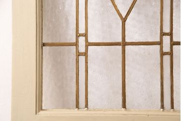 イギリスアンティークの木製吊り下げ戸をリペア&カスタム!上部の金具、側面のブラシを取り外し。モカベージュのエイジング塗装で仕上げ。(ガラス戸、建具)