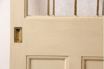イギリスアンティークの木製吊り下げ戸をリペア&カスタム!上部の金具、側面のブラシを取り外し。モカベージュのエイジング塗装で仕上げ。(ガラス戸、建具)