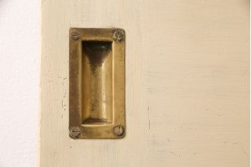 イギリスアンティークの木製吊り下げ戸をリペア&カスタム!上部の金具、側面のブラシを取り外し。モカベージュのエイジング塗装で仕上げ。(ガラス戸、建具)