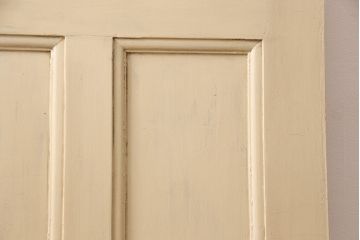 イギリスアンティークの木製吊り下げ戸をリペア&カスタム!上部の金具、側面のブラシを取り外し。モカベージュのエイジング塗装で仕上げ。(ガラス戸、建具)