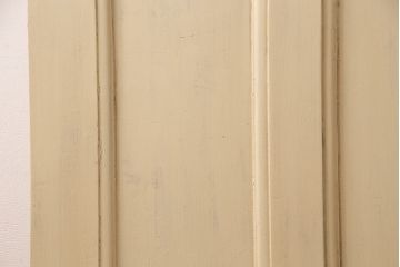 イギリスアンティークの木製吊り下げ戸をリペア&カスタム!上部の金具、側面のブラシを取り外し。モカベージュのエイジング塗装で仕上げ。(ガラス戸、建具)