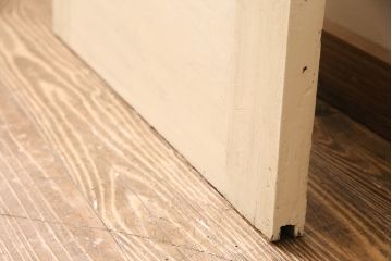 イギリスアンティークの木製吊り下げ戸をリペア&カスタム!上部の金具、側面のブラシを取り外し。モカベージュのエイジング塗装で仕上げ。(ガラス戸、建具)