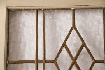 イギリスアンティークの木製吊り下げ戸をリペア&カスタム!上部の金具、側面のブラシを取り外し。モカベージュのエイジング塗装で仕上げ。(ガラス戸、建具)