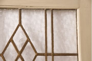 イギリスアンティークの木製吊り下げ戸をリペア&カスタム!上部の金具、側面のブラシを取り外し。モカベージュのエイジング塗装で仕上げ。(ガラス戸、建具)