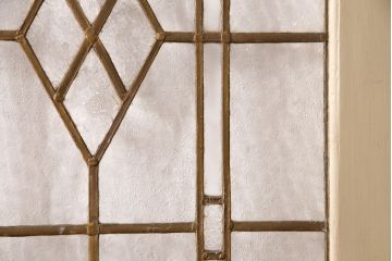 イギリスアンティークの木製吊り下げ戸をリペア&カスタム!上部の金具、側面のブラシを取り外し。モカベージュのエイジング塗装で仕上げ。(ガラス戸、建具)