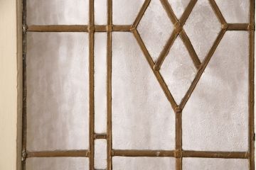 イギリスアンティークの木製吊り下げ戸をリペア&カスタム!上部の金具、側面のブラシを取り外し。モカベージュのエイジング塗装で仕上げ。(ガラス戸、建具)