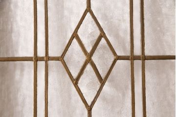 イギリスアンティークの木製吊り下げ戸をリペア&カスタム!上部の金具、側面のブラシを取り外し。モカベージュのエイジング塗装で仕上げ。(ガラス戸、建具)