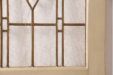 イギリスアンティークの木製吊り下げ戸をリペア&カスタム!上部の金具、側面のブラシを取り外し。モカベージュのエイジング塗装で仕上げ。(ガラス戸、建具)