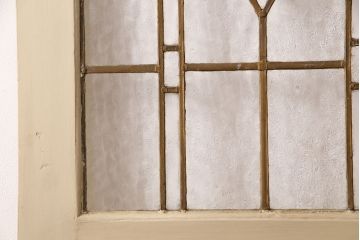 イギリスアンティークの木製吊り下げ戸をリペア&カスタム!上部の金具、側面のブラシを取り外し。モカベージュのエイジング塗装で仕上げ。(ガラス戸、建具)