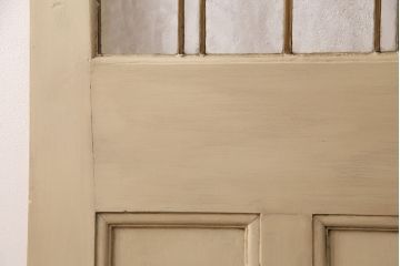 イギリスアンティークの木製吊り下げ戸をリペア&カスタム!上部の金具、側面のブラシを取り外し。モカベージュのエイジング塗装で仕上げ。(ガラス戸、建具)