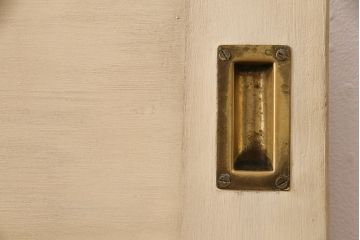 イギリスアンティークの木製吊り下げ戸をリペア&カスタム!上部の金具、側面のブラシを取り外し。モカベージュのエイジング塗装で仕上げ。(ガラス戸、建具)