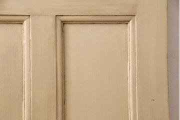 イギリスアンティークの木製吊り下げ戸をリペア&カスタム!上部の金具、側面のブラシを取り外し。モカベージュのエイジング塗装で仕上げ。(ガラス戸、建具)