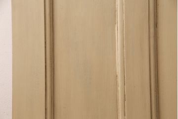 イギリスアンティークの木製吊り下げ戸をリペア&カスタム!上部の金具、側面のブラシを取り外し。モカベージュのエイジング塗装で仕上げ。(ガラス戸、建具)